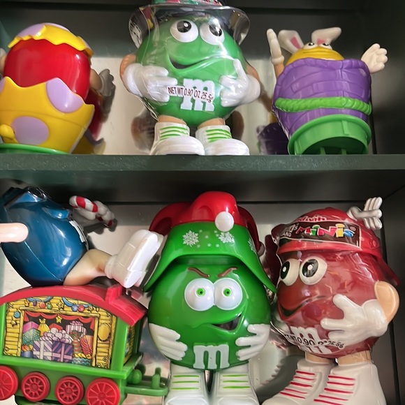 25 Toy. M&M Figures with Teak Cabinet - Picture 5 of 5